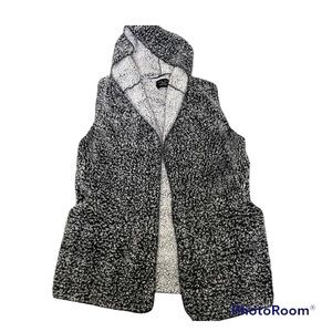 Love Tree Boutique Hooded Fluffy Sherpa Vest
Size Medium